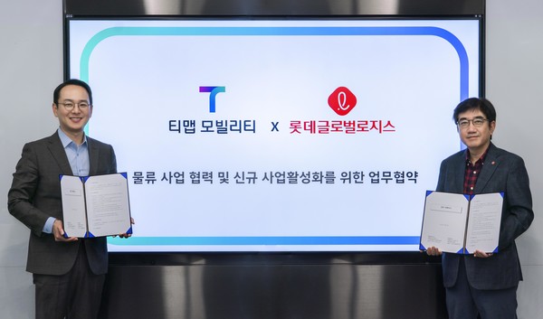 ▲ 안대준 롯데글로벌로지스 택배사업본부장(오른쪽)이 16일 양성우 티맵모빌리티 CBO와 함께 업무협약을 맺고 있다