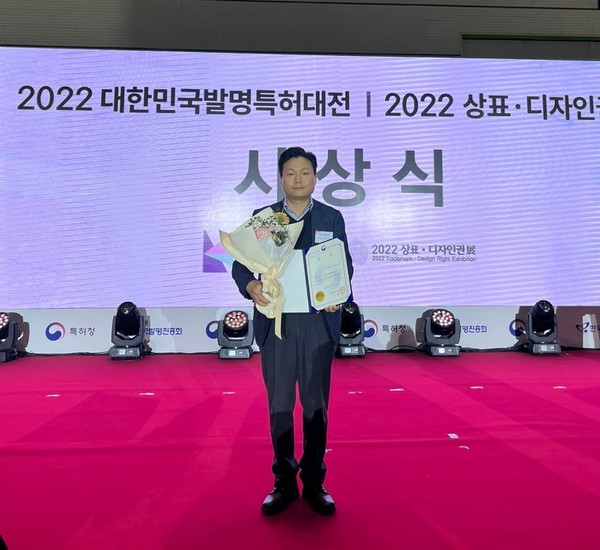 ▲16일 서울 코엑스에서 열린 대한민국 발명특허대전 시상식에서 신성이엔지 김동권 연구실장이 수상 후 기념촬영을 하고 있다