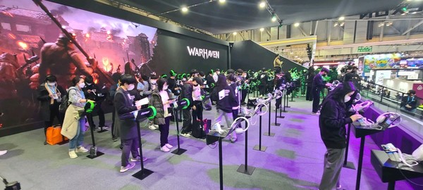 ▲넥슨 부스에서 게임을 즐기는 참관객들의 모습