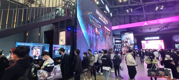 ▲칼리스토 프로토콜을 플레이하기 위해 늘어선 행렬. 90분을 기다려 놓고 무서워 플레이 할 수 없었다는 이용자도 있었다