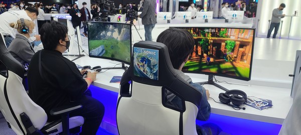 ▲삼성전자 부스에서 게임을 즐기는 참관객들.