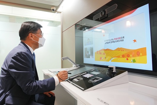 ▲ 최홍영 경남은행장이 창원 양덕동 금융센터를 방문해 디지털데스크를 이용하고 있다.