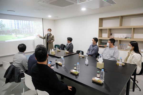 ▲ 지난 18일 경기 파주 ‘e편한세상 운정 어반프라임’ 현장에서 개최한 ‘홈커밍 데이’ 행사에서 DL이앤씨 직원들이 입주민과 상품 개선점에 대한 대화를 나누고 있다.