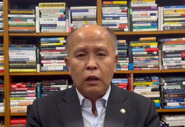 ▲ 이용우 더불어민주당 국회의원이 22일 오후에 열린 '금융소비자보호법 보완을 위한 기획 세미나'에서 축사를 하고 있다. 