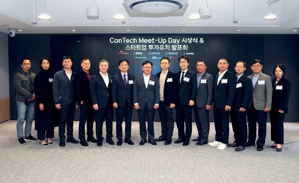 ▲ 개방형 기술 공모전 ‘콘테크 미트업 데이(ConTech Meet-Up Day)’ 시상식에서 박경일 SK에코플랜트 대표(왼쪽 7번째)와 선정 기업 대표들이 기념촬영을 하고 있다.