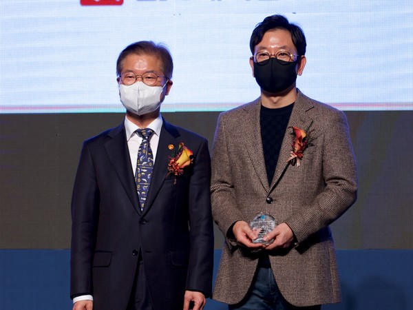 ▲박일한 우아한형제들 조직문화혁신부문장(오른쪽)이 고용노동부 이정식 장관으로부터 표창을 받았다