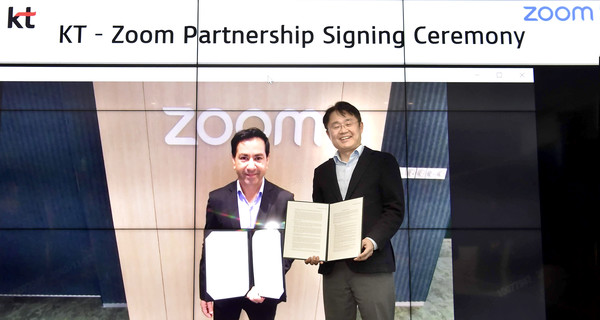 ▲리키 카푸어(Ricky Kapur) 줌 아시아태평양 총괄(왼쪽), KT 민혜병 Enterprise서비스DX본부장(오른쪽)이 협약을 마치고 기념촬영.