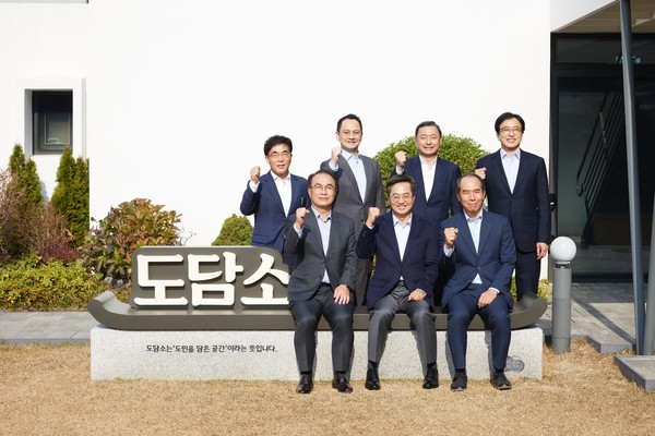 김동연 경기도지사(아랫줄 왼쪽에서 두 번째)