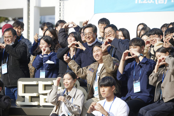 ▲김동연 지사가 간담회를 마친 후 청년들과 기념촬영