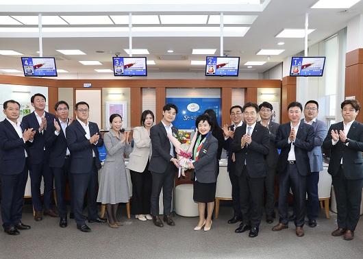 ▲ 강신숙 수협은행장(가운데)이 지난 25일 제주지역금융본부를 찾아 현장경영을 마치고 직원들과 기념촬영을 하는 모습