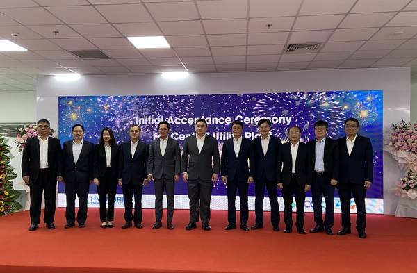 ▲ 지난 26일 베트남 현지에서 진행된 '베트남 롱손 유틸리티 플랜트' 준공식에서 홍현성 현대엔지니어링 대표(사진 오른쪽에서 다섯 번째), 현대엔지니어링 임관섭 플랜트사업본부장(오른쪽에서 네 번째), 발주처 타마삭 세타둠 Siam Cement 그룹 부사장(사진 오른쪽에서 여섯 번째)등 관계자들이 기념사진을 촬영하고 있다.