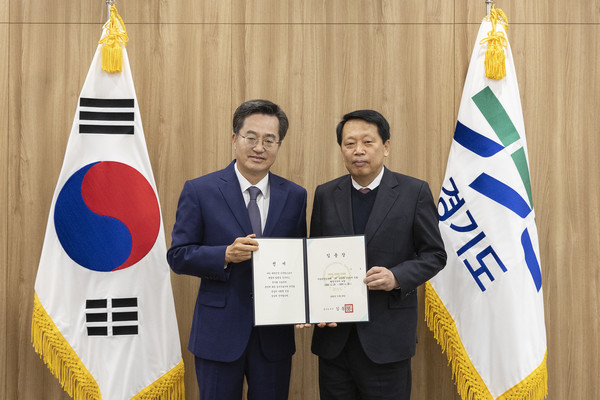 ▲김동연 경기도지사(왼쪽)가 이성 신임 행정수석(오른쪽)에게 임용장을 수여하고 있다.