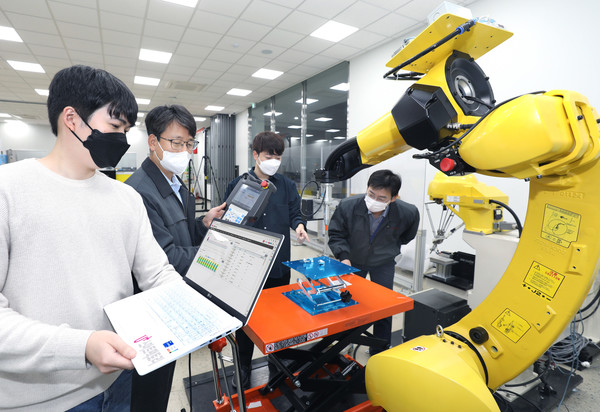 ▲LG유플러스와 한국화낙 직원들의 모습.