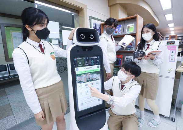 ▲LG 클로이 로봇, 학교 현장서 디지털 교육 돕는다