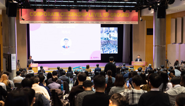 ▲기업시민 레벨업 그라운드에서 포스코홀딩스 미래기술연구소 박성진 산학연협력담당이 격려사를 하고 있는 모습