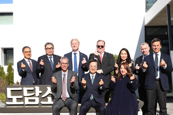 북미·유럽지역 주한상공회의소 소통 간담회에 참석한 김동연 경기도지사(사진 아래에서 두 번째) 