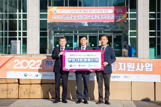 ▲ (왼쪽부터) 유제철 환경부 차관, 이재후 우리은행 대전충청영업본부 본부장, 이우균 한국기후환경네트워크 상임대표가 기념촬영을 하고 있다.