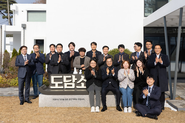 ▲김동연 지사가 간담회를 마치고 청년의원들과 기념촬영