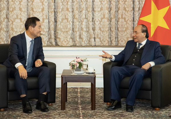 ▲삼성전자 한종희 부회장과 응우옌 쑤언 푹 베트남 국가주석이 지난 6일 서울에서 접견하는 모습