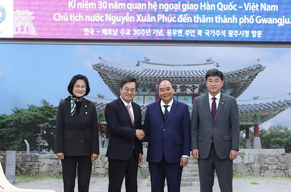 김동연 경기도지사(왼쪽 두 번째), 응우옌 쑤언 푹 베트남 국가주석(왼쪽에서 세 번째)