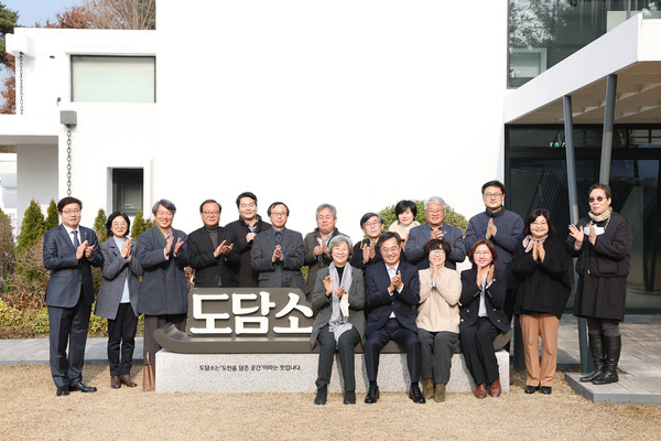 ▲김동연 경기도지사가 민관협치위원들과 오찬을 마치고 기념촬영을 하고 있다.