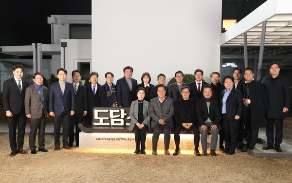 김동연 경기도지사(아랫줄 왼쪽에서 세 번째)