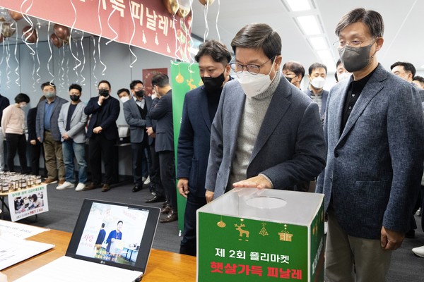 ▲ 서재환 금호건설 대표(가운데), 조완석 금호건설 부사장(오른쪽) 등 금호건설 임직원들이 9일 서울 종로구 공평동 금호건설 본사에서 열린 플리마켓 ‘햇살가득피날레’ 행사에 참여하고 있다.