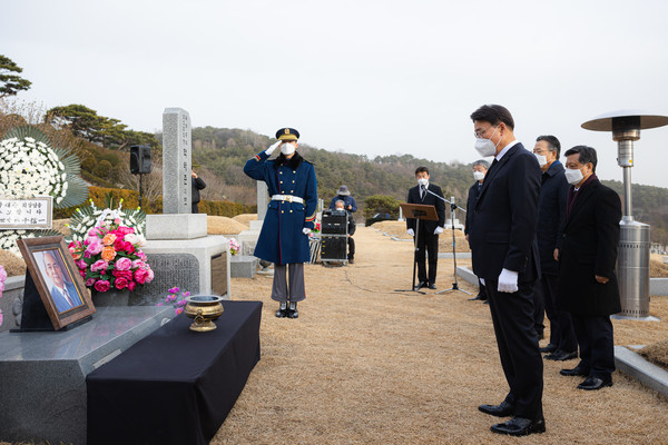 최정우 포스코그룹 회장이  故 박태준 명예회장 서거 11주기를 맞아, 13일 국립서울현충원 묘소를 찾아 참배하고 있다.