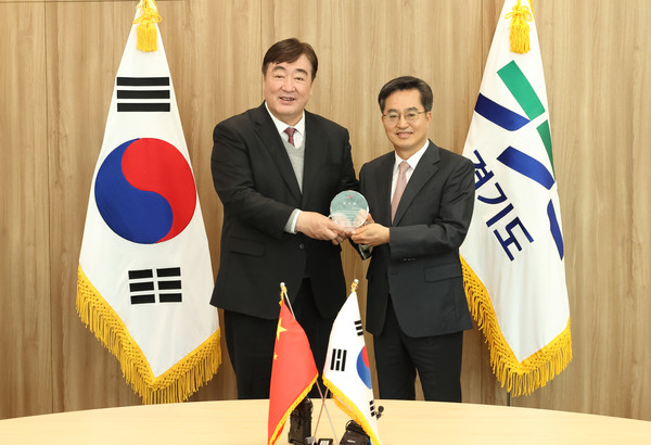 싱하이밍 주한 중국대사(왼쪽)와 김동연 경기도지사