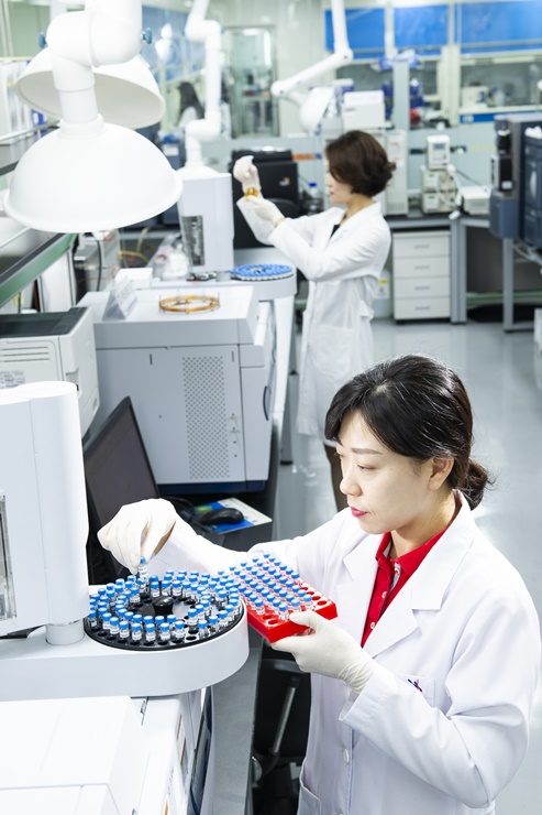 ▲KGC인삼공사 소속 연구진이 홍삼 성분을 분석하고 있다