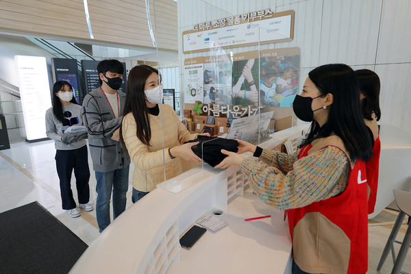 ▲ '더 마루' 기부 부스에서 임직원들이 물품을 기부하고 있다.
