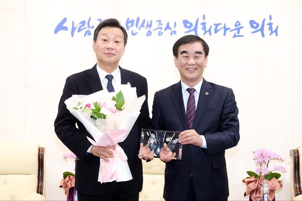 ▲강태형 의원(왼쪽)이 염종현 의장(오른쪽)과 기념사진을 촬영하고 있다.