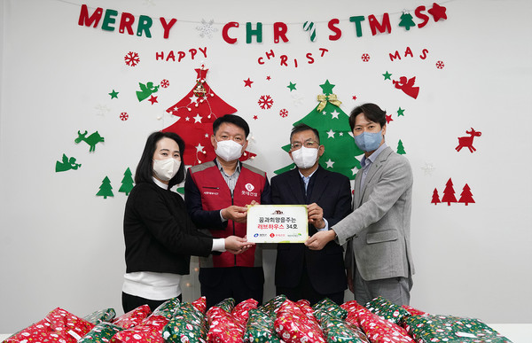 ▲ (왼쪽부터) 김지연 행복한지역아동센터 센터장, 공성태 롯데건설 상무, 강선경 광진구청 아동청소년과장, 차동범 초록우산어린이재단 나눔사업팀장이 기증판 전달식에 참여해 사진을 촬영하고 있다.