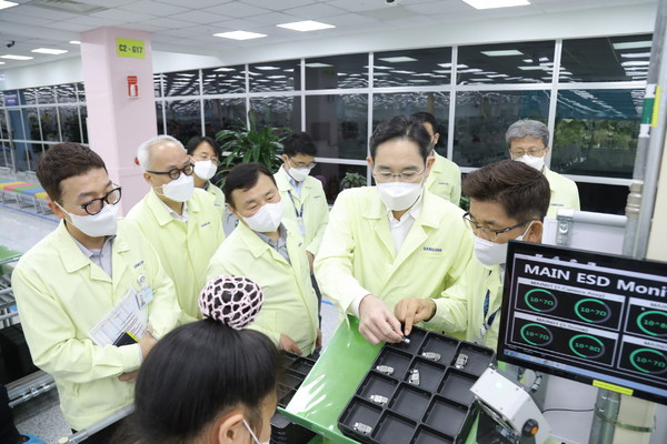 SEV 스마트폰공장을 점검 중인 이재용 삼성전자 회장