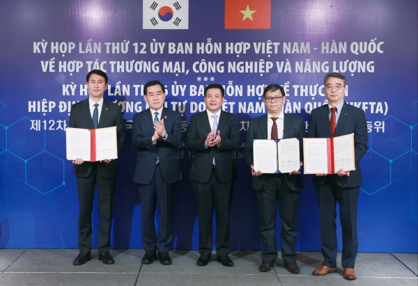 ▲ 22일 베트남 하노이에서 한국-베트남 산업공동위 주관으로 마련된 베트남 내 청정에너지 산업분야 협력을 위한 양해각서 체결식에서 양국 정부대표단과 관계자들이 기념촬영을 하고 있다. 왼쪽부터 이규복 KETI 부원장, 이창양 산업통상자원부 장관, 응우옌 홍 디엔(Nguyen Hong Dien) 베트남 산업무역부 장관, 쩐끼푹(Tran Ky Phuc) IE 원장, 박홍욱 두산에너빌리티 파워서비스 BG장.