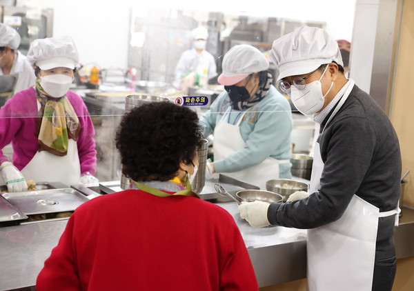 ▲김동연 지사가 직접 배식하며 노인들의 고충을 듣고 있다