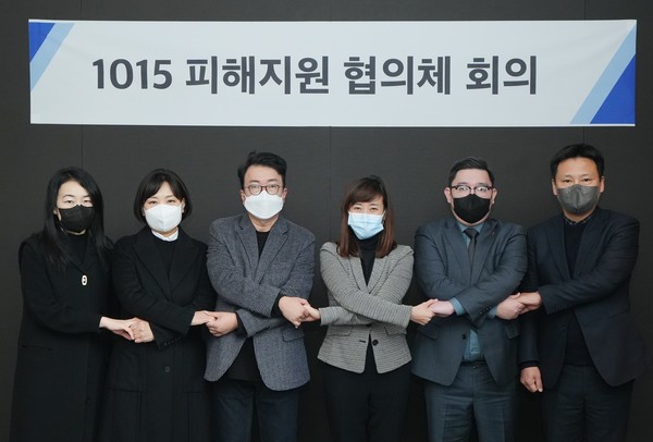 ▲(왼쪽부터)연세대학교 법학전문대학원 최난설헌 교수, 한국소비자연맹 정지연 사무총장, 코리아스타트업포럼 최성진 대표, 카카오 송지혜 카카오톡 부문장, 소상공인연합회 김기홍 감사, 차남수 정책홍보본부장이 협의체 회의를 진행한 후 기념사진 촬영.