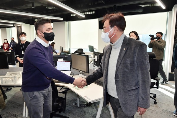 ▲구성원과 덕담을 나누고 있는 김준 부회장(왼쪽)