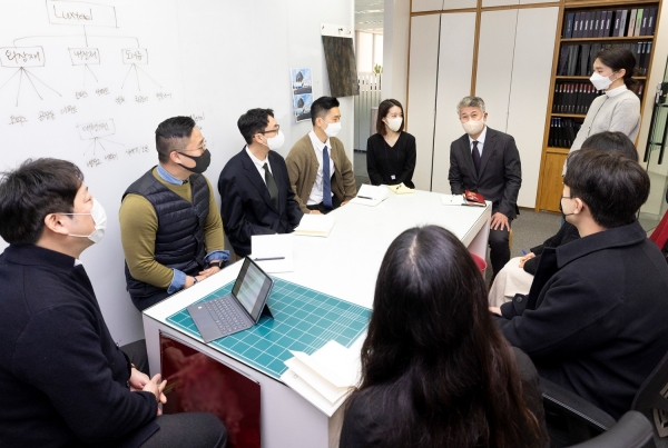 ▲장세욱 동국제강 부회장이 팀별 시무식을 찾아 덕담을 나누고 있다.