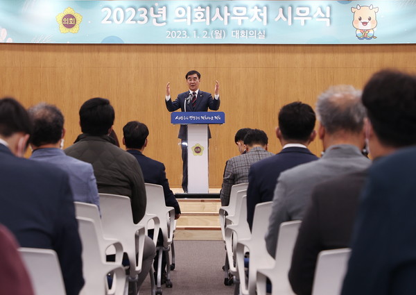 ▲염종현 경기도의회 의장이 신년사를 하고 있다.