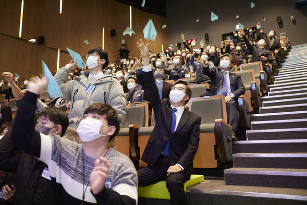 ▲행사에 참석한 도민들이 종이비행기를 날리고 있다.