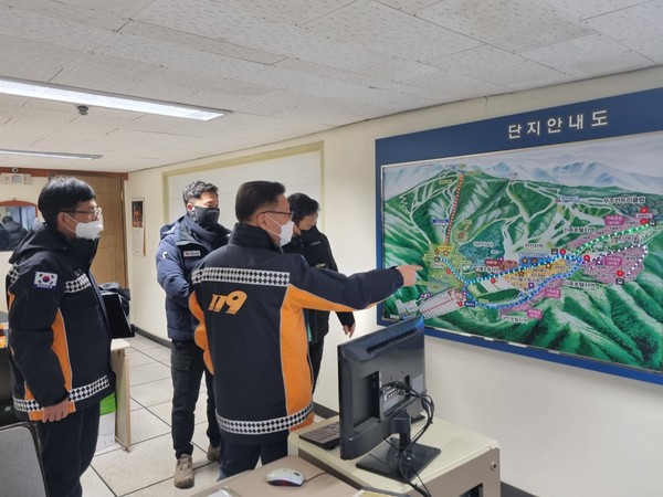 ▲ 부영그룹 무주덕유산리조트와 장수소방서 관계자들이 소방안전점검 실시 하고 있다.