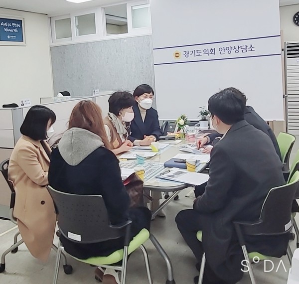 ▲이채명 의원이 정담회에서 학부모들의 의견을 듣고 있다.