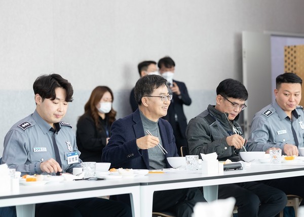 김동연 경기도지사(왼쪽에서 두 번째)