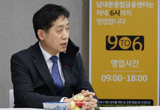 ▲ 김주현 금융위원장은 5일 오후 KB국민은행 남대문종합금융센터(탄력점포)를 방문했다.