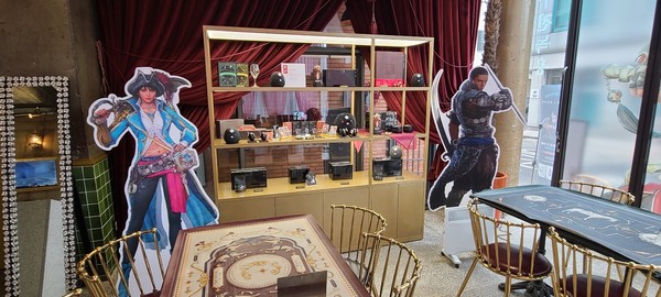 ▲카페 내부에는 검은사막굿즈와 함께 편강도원의 녹용 제품이 전시돼 있다