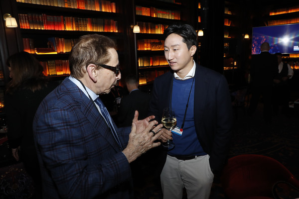 ▲HD현대 정기선 사장(오른쪽)과 미국의 기상예보 서비스 기업 아큐웨더 조엘 마이어스 창업자&CEO가 포춘 브레인스톰 테크 디너에서 대화를 나누고 있다