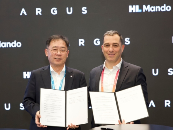 ▲HL만도 조성현 CEO(왼쪽)와 아르거스 로넨 스몰리 CEO