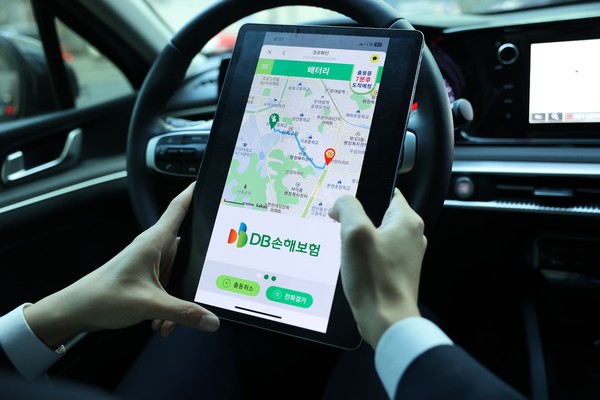 ▲DB손해보험이 지난 5일 업계 최초로 실시간 교통정보를 활용하는 티맵 기반의 SOS 긴급출동 요원 이동경로 정보 안내시스템인 DB-S시스템을 오픈했다.