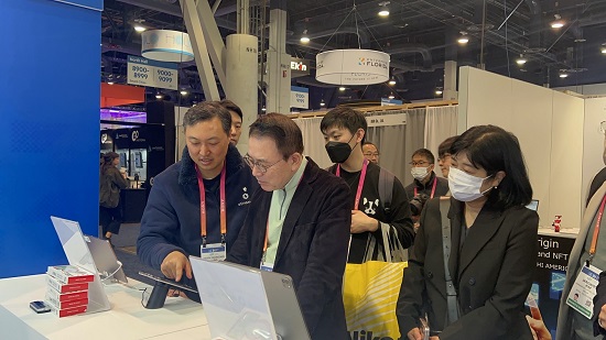 ▲조용병 신한금융그룹 회장이 CES 2023에서 메타버스 플랫폼 ‘시나몬’ 부스를 둘러보고 있는 모습